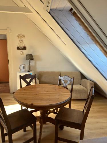 2 bedrooms, 3 beds