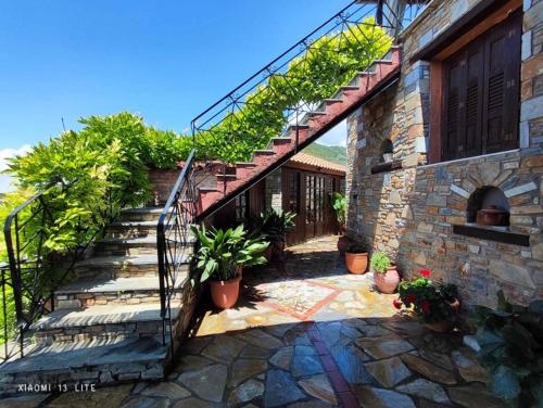 TERPOU StoneHouse and Suites Deluxe Family Suite in Agios Vlasios