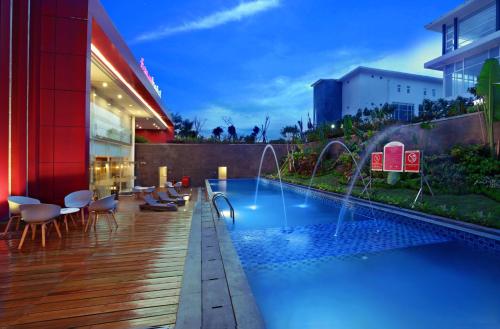 Swimming pool, favehotel Banjarbaru in Banjarbaru