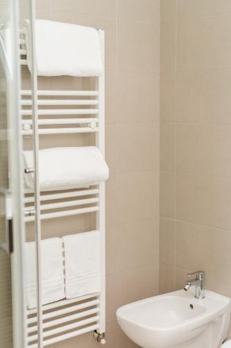 Double Room with Private Bathroom image 2