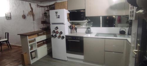 cuisine, Maison 8p, Superbe Vue Mer, Piscine 25x10m, 300m plage, Tennis, Domaine sécurisé (Maison 8p, Superbe Vue Mer, Piscine 25x10m, 300m plage, Tennis, Domaine securise) in La Baumette