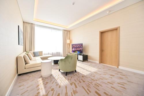 Stylish 1-BR Retreat with Sweeping Views in Palm Tower, Dubaï