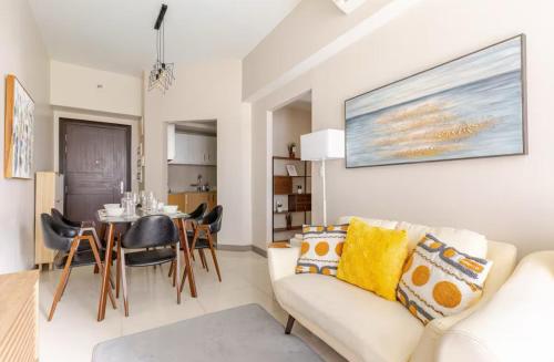 BGC Taguig Uptown 3BR corner unit with pool view, bath tub, wifi, parking, beside Landers BGC, Manila