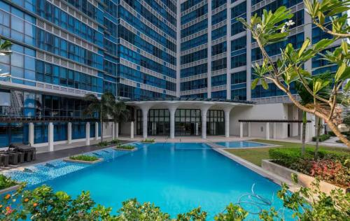 BGC Taguig Uptown 3BR corner unit with pool view, bath tub, wifi, parking, beside Landers BGC, Metro Manila