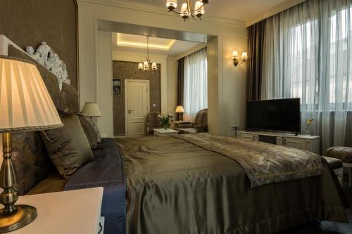 Double Deluxe with Balcony image 2