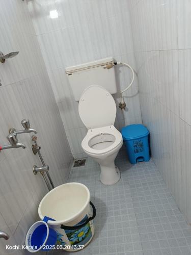 Budget Twin Room with Fan image 10