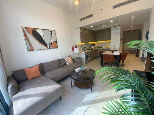 Large 1 Bedroom Apartment in Azizi Riviera 15, Дубай (фото 3)