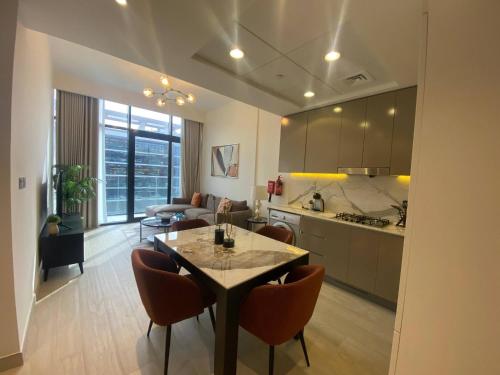 Large 1 Bedroom Apartment in Azizi Riviera 15, Дубай (фото 5)