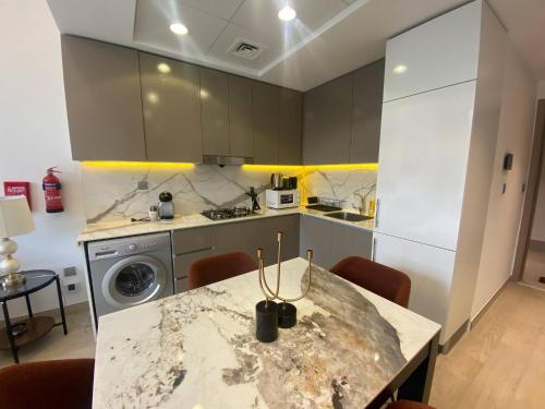 Large 1 Bedroom Apartment in Azizi Riviera 15, Дубай (фото 6)