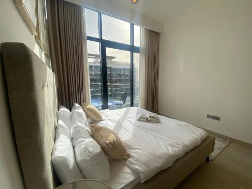 Large 1 Bedroom Apartment in Azizi Riviera 15, Дубай (фото 2)
