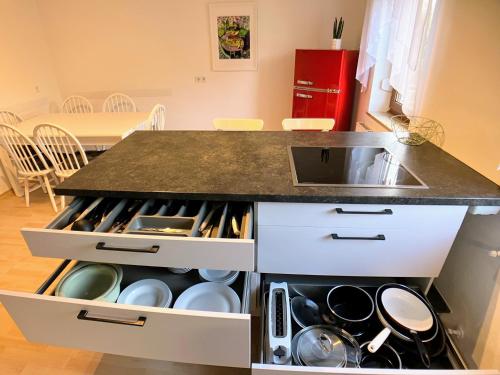 Konyha, 4 Zimmer Wohnung, 6 Bed, Küche, Waschmaschine, Wlan, Klima, Garden, free Parking (4 Zimmer Wohnung, 6 Bed, Kuche, Waschmaschine, Wlan, Klima, Garden, free Parking) in Feichten