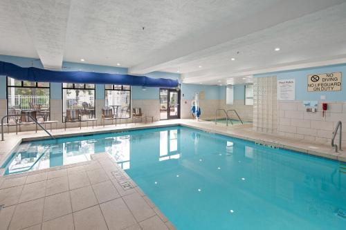 홀리데이 인 익스프레스 호텔 앤 스위트 쿠르달렌 I-90 엑싯 11 바이 IHG - 수영장