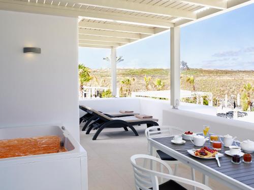 Erkély/terasz, Aurora Luxury Suites in Panagia Kalou