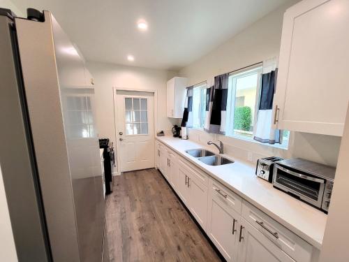 Perfectly located Pico Robertson ground floor 3 bedroom apartment Walk to restaurants WIFI TV Game Console Parking 5 minutes to Rodeo Drive, Los Angeles (foto 6)