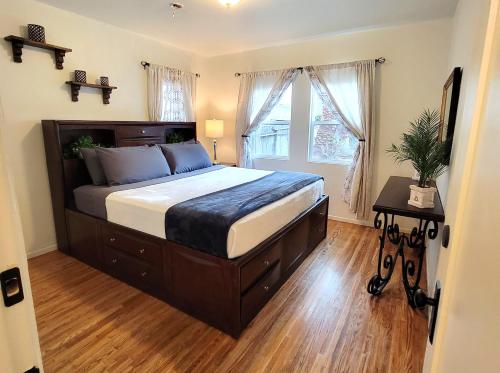 Perfectly located Pico Robertson ground floor 3 bedroom apartment Walk to restaurants WIFI TV Game Console Parking 5 minutes to Rodeo Drive, Los Angeles (foto 11)