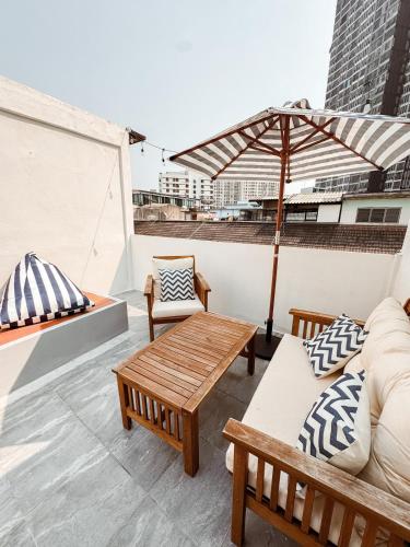Spacious Relaxing Townhouse with Rooftop in Ekamai, Bangkok