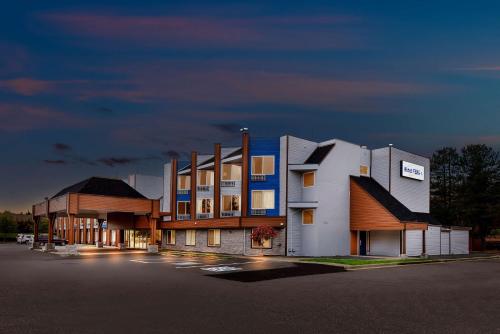 Travelodge by Wyndham Parksville in Parksville, Canada
