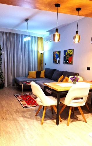 Central Luxury Apartment - image 11