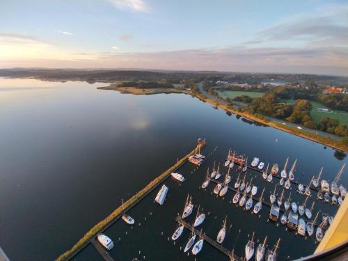 Ferienwohnung über der Schlei im Wikingturm (Ferienwohnung uber der Schlei im Wikingturm) in Шлезвиг