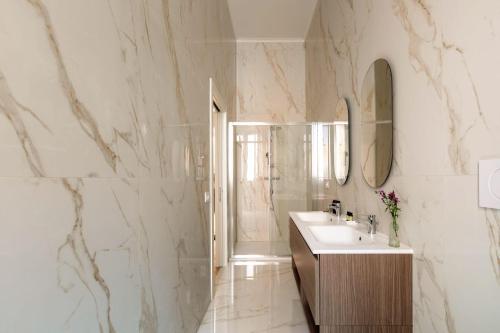 SJR Luxury Apartment Trevi Fountain - image 3