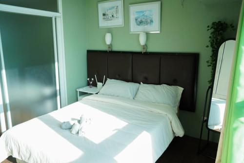 Beautiful 1-Bedroom Condo in Makati - Pool, Gym & Near Airport, Manila