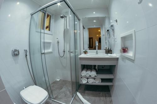 Double Room with Balcony and Lake View image 7