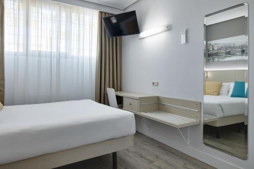 Single Room - Interior Facing image 10