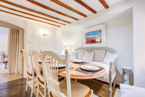 Charming 4-Bed Countryside Retreat with Parking in Swainswick