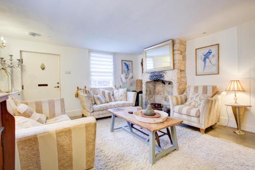 Charming 4-Bed Countryside Retreat with Parking in Swainswick