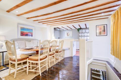 Charming 4-Bed Countryside Retreat with Parking in Swainswick