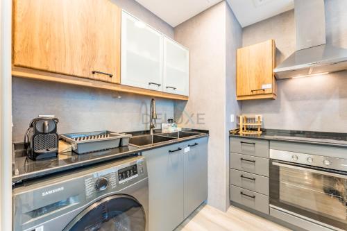 Terrace and Marina Views 1BR Near JBR, Ain Dubai and Major Landmarks, Zumurud, Dubai Marina by Deluxe Holiday Homes, Dubai (Foto 5)