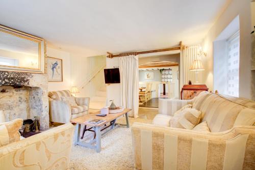 Charming 4-Bed Countryside Retreat with Parking in Swainswick