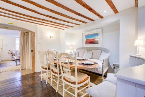 Charming 4-Bed Countryside Retreat with Parking in Swainswick