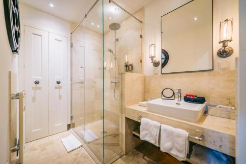 room detail thumbnail 2
