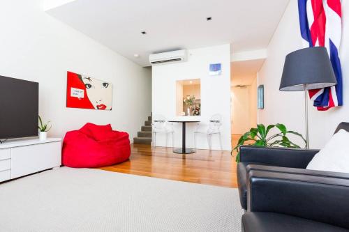 Oversized Designer Warehouse in Surry Hills City - image 9
