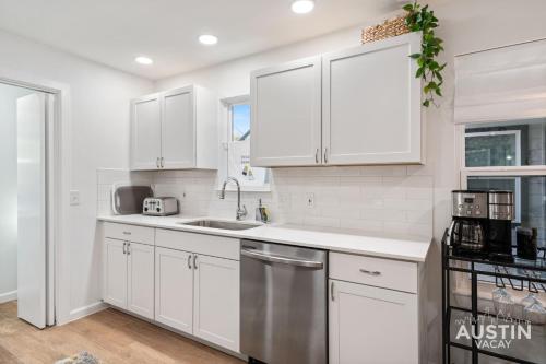 Near BBQ, Coffee More in Brentwood Pet-Friendly 2BR 1BA Condo By Austin Vacay Near BBQ, Coffee More in Brentwood Pet-Friendly 2BR 1BA Condo By Austin Vacay