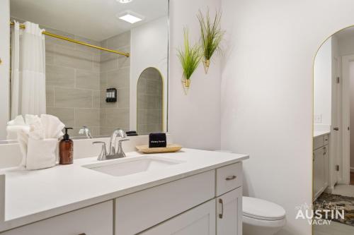 Near BBQ, Coffee More in Brentwood Pet-Friendly 2BR 1BA Condo By Austin Vacay Near BBQ, Coffee More in Brentwood Pet-Friendly 2BR 1BA Condo By Austin Vacay