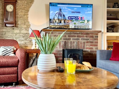 Közös társalgó / TV, Swan Cottage 2-Bedroom-Netflix-Parking-Nature-Canal in Nyugat-Kidlington