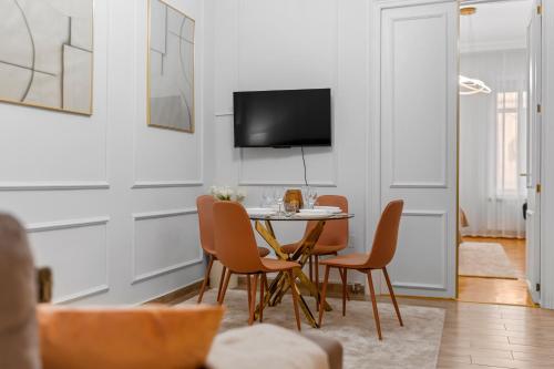 Central Luxury Apartments with Private Garden & Parking 5