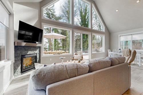 Hot Tub & Mtn Views: Lummi Island Home Near Beach in Lummi Island