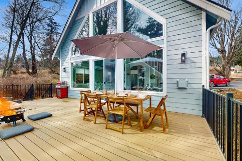 Hot Tub & Mtn Views: Lummi Island Home Near Beach in Lummi Island