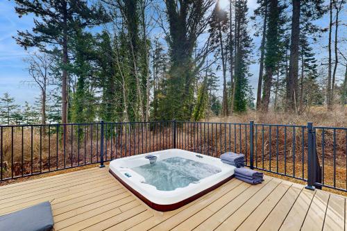 Hot Tub & Mtn Views: Lummi Island Home Near Beach in Lummi Island