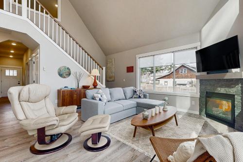 Hot Tub & Mtn Views: Lummi Island Home Near Beach in Lummi Island