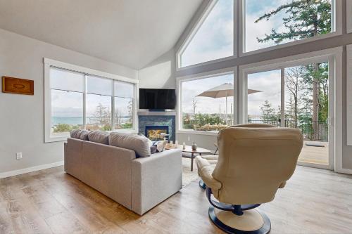 Hot Tub & Mtn Views: Lummi Island Home Near Beach in Lummi Island