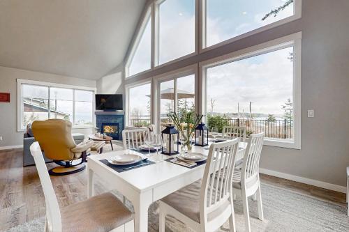 Hot Tub & Mtn Views: Lummi Island Home Near Beach in Lummi Island