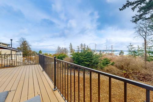 Hot Tub & Mtn Views: Lummi Island Home Near Beach in Lummi Island