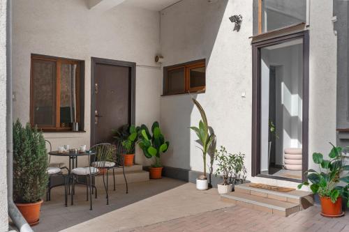 Central Luxury Apartments with Private Garden & Parking 3