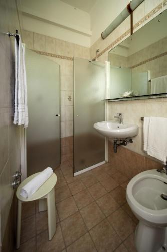 Economy Double Room image 5