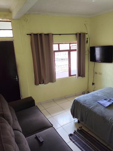 ห้องส่วนกลางสำหรับนั่งเล่น/ดูทีวี, Apartamento 02 Jardim Peri Quarto Cozinha Banheiro in กาโชเอย์ริงยา