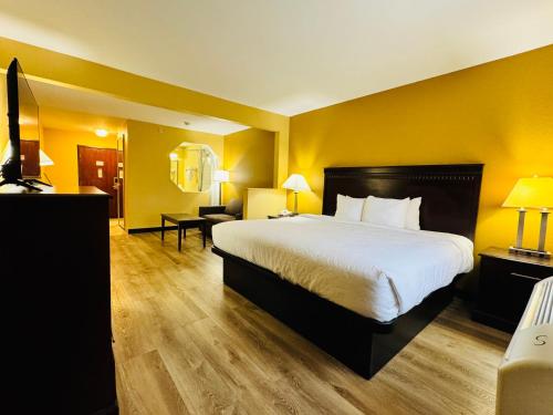 Econo Lodge Inn & Suites Monroe - image 11